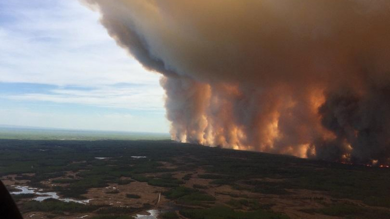 Евакуират над 1600 души заради горски пожари в Канада
