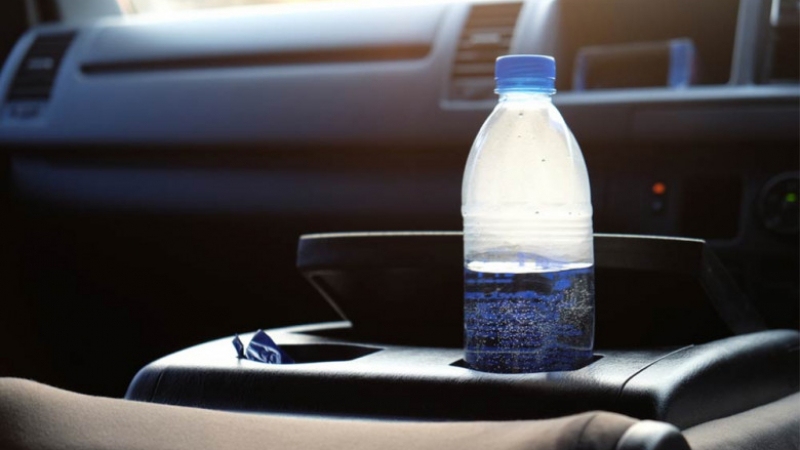 Никога не оставяйте бутилка с вода в колата през лятото