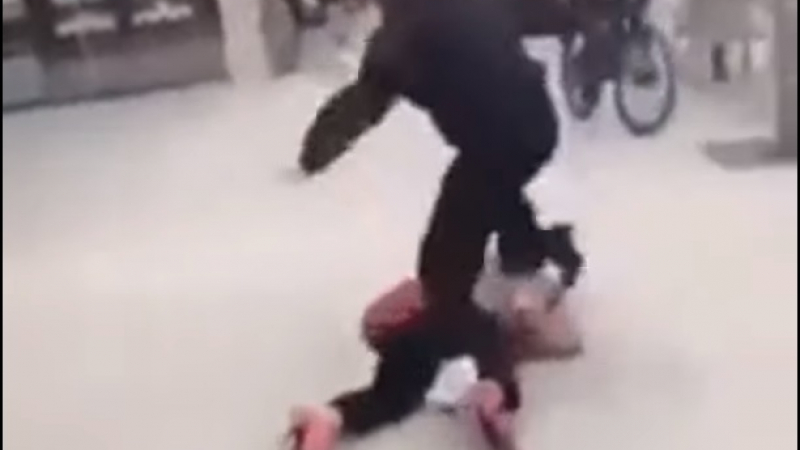 Шокиращо ВИДЕО (18+): Мъж преби жена безпричинно с бокс - само защото е ромка