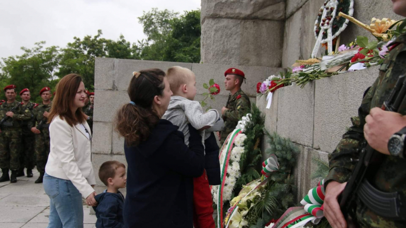 Стотици се поклониха пред Ботев в родния му град (СНИМКИ)