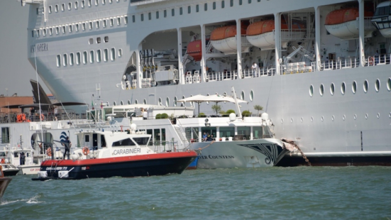 Ужас във Венеция: Гигантският круизен лайнер е помел кей и корабче (СНИМКИ/ВИДЕО)