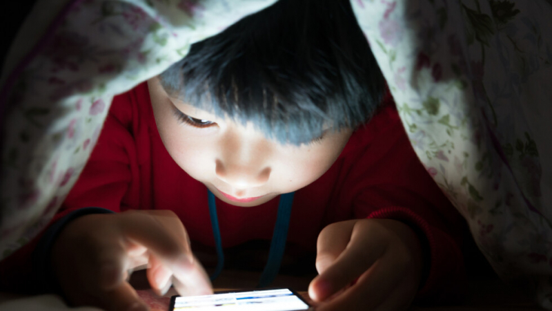 Изследване разкри какво правят децата със смартфоните си 