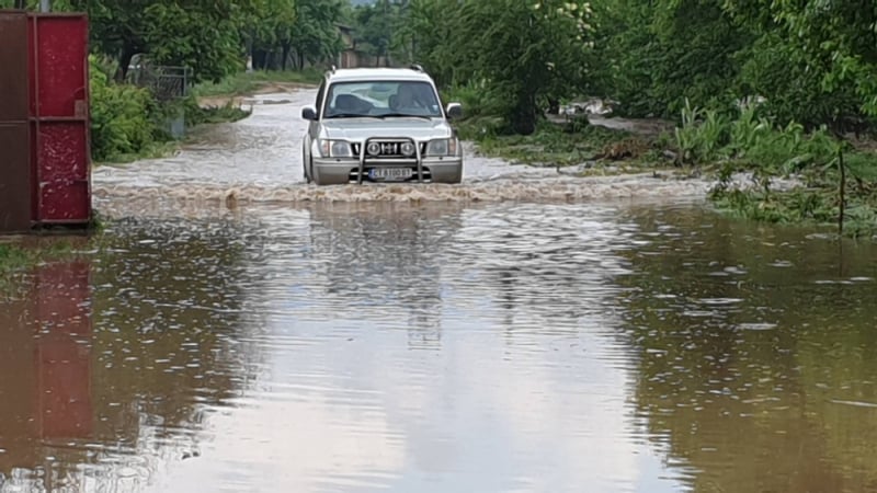 Река Гюрля не спира да бушува, Средногорово е под вода (СНИМКИ/ВИДЕО)