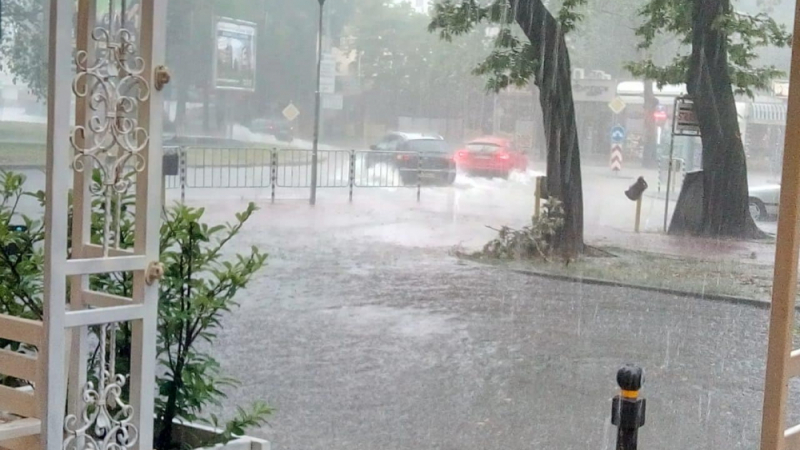 Нов порой удави Пловдив, водата е до фаровете на колите, ситуацията е апокалиптична! (СНИМКИ)