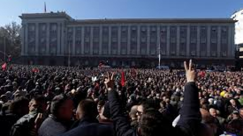 Кървави сблъсъци в Тирана на протест срещу премиера Еди Рама