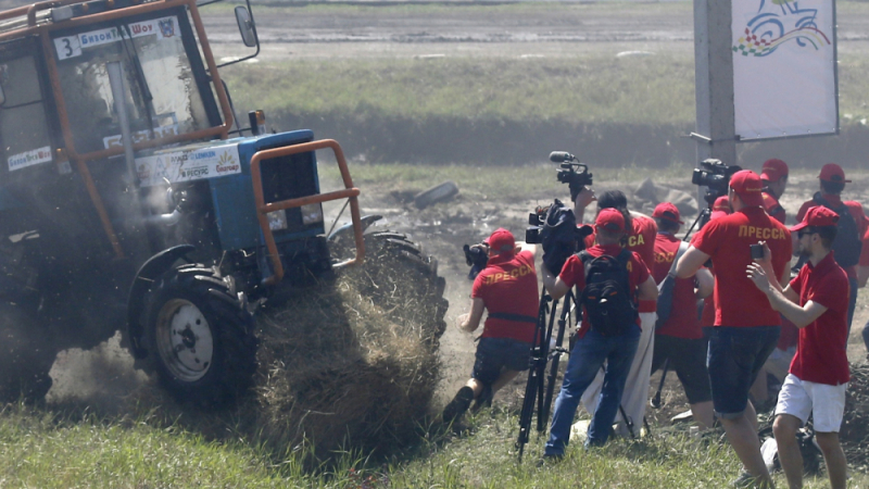 Шокиращ инцидент: Трактор връхлетя тълпа журналисти по време на състезание (ВИДЕО)