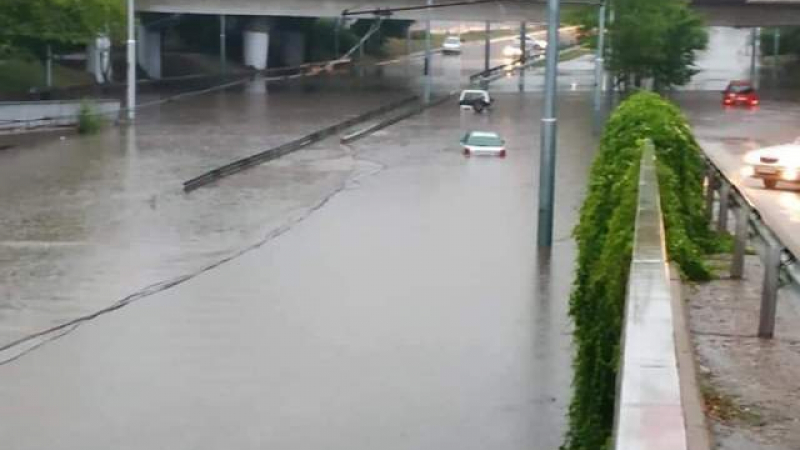 Потресаващи СНИМКИ от потопа в Пловдив! Министър Маринов спешно тръгна към града!
