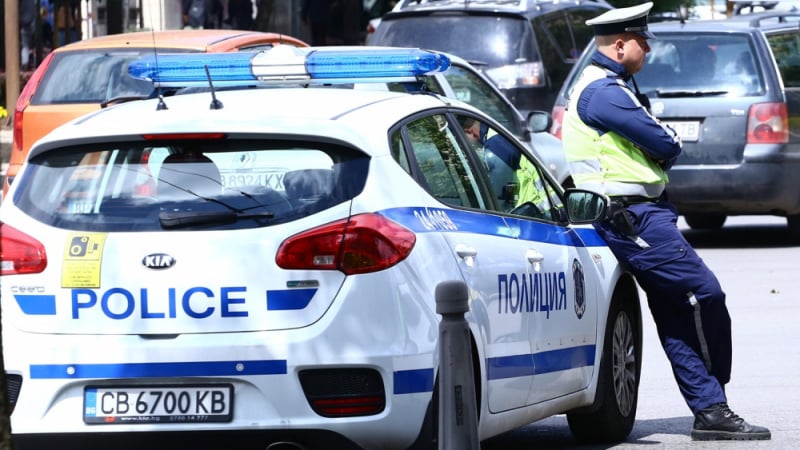 Румънец с мерцедес бутна 50 кинта на полицай край Русе, но...