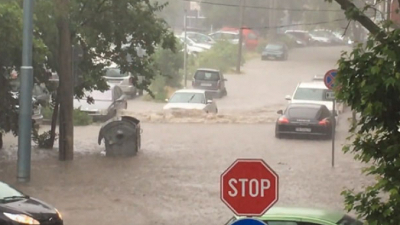 След потопа: Пловдивчани си търсят номерата на колите (СНИМКА)