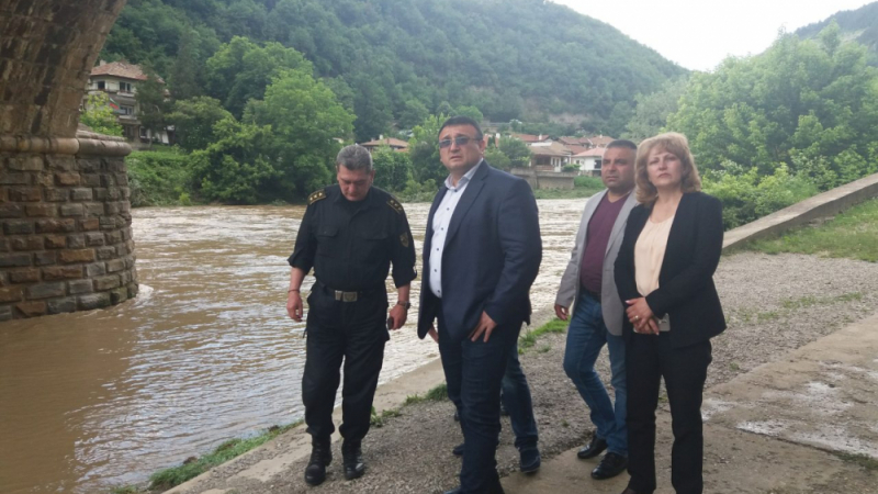 Вътрешният министър се увери с очите си какви поразии са нанесли пороите в Търновско 