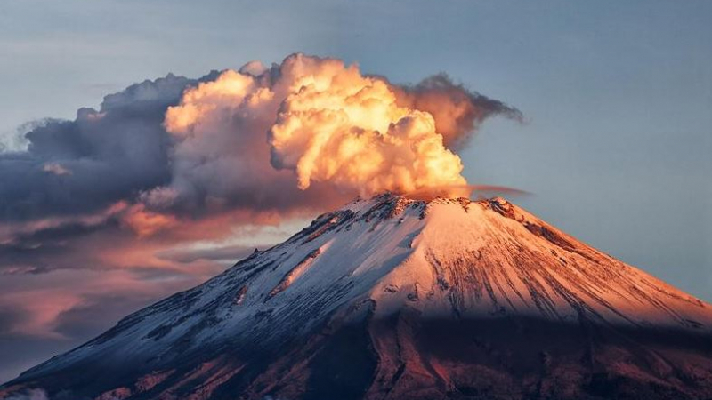 Вулканът Попокатепетъл изхвърли стълб пепел на височина над 3 километра (СНИМКИ)