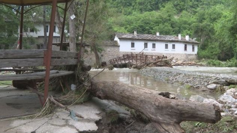 Воден кошмар! Наводненията разрушиха моста при Дряновския манастир 