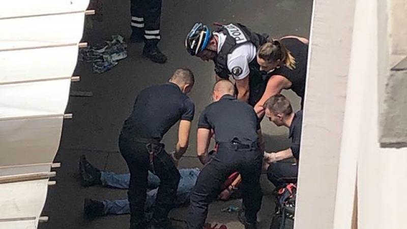 Въоръжен с ножове бандит нападна полицаи в сърцето на Франция