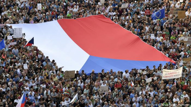 100 хиляди протестиращи поискаха оставката на чешкия премиер (СНИМКИ)