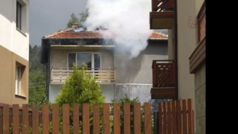 Като експлозия от бомба: Мълния удари къща в Самоков (СНИМКИ)
