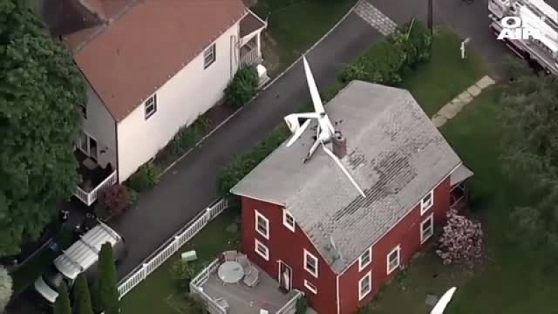 Безмоторен самолет се разби в покрива на къща в САЩ (ВИДЕО)