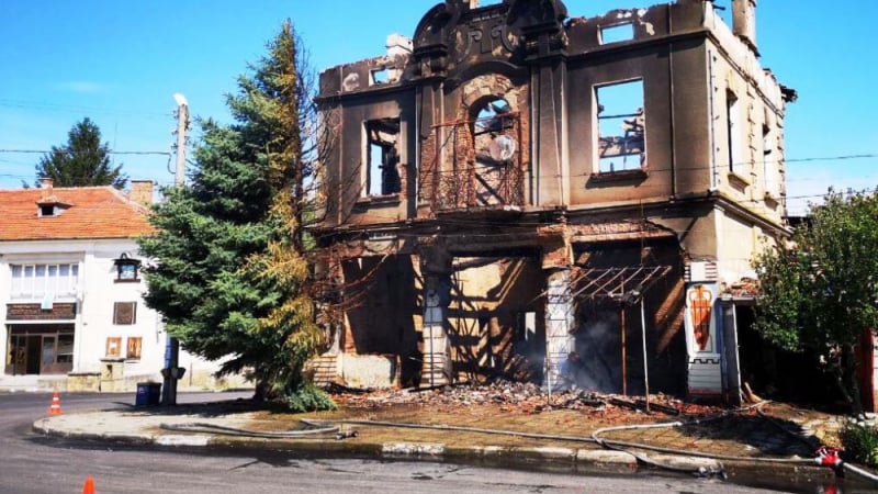 Мъст: Запалиха уникална вековна къща в деня за продан в Къпиново