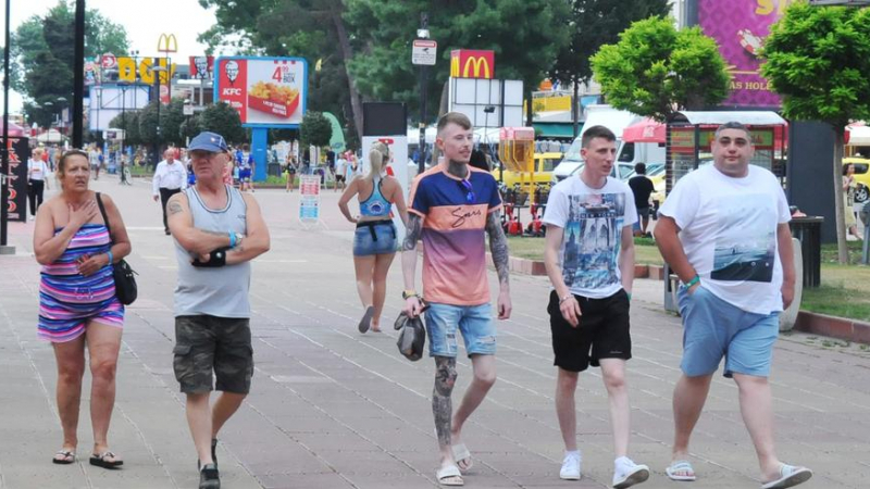 Скандални новини за СНИМКАТА на пияните туристки с къси полички в Слънчев бряг