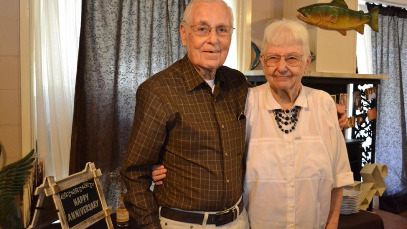 Съпрузи живяха заедно 62 години и умряха с час разлика хванати за ръце