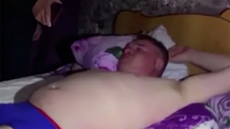 Полицаи арестуваха заподозрян с шепот, за да не събудят детето му (ВИДЕО)