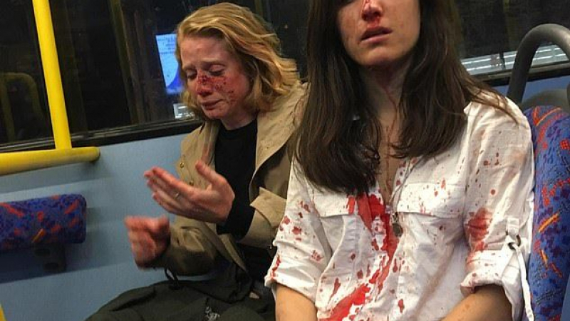 Стюардеса лесбийка от “Ryanair” и любовницата ѝ пребити в автобус в Лондон (СНИМКИ 18+)