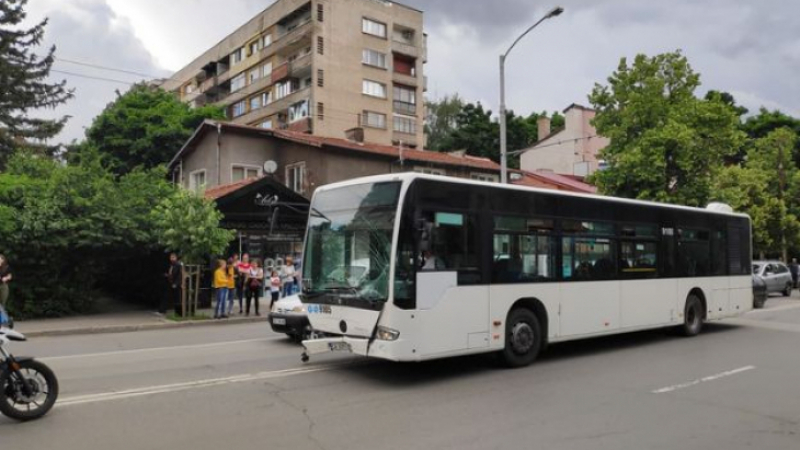 Извънредно и първо в БЛИЦ! Автобусна катастрофа в София