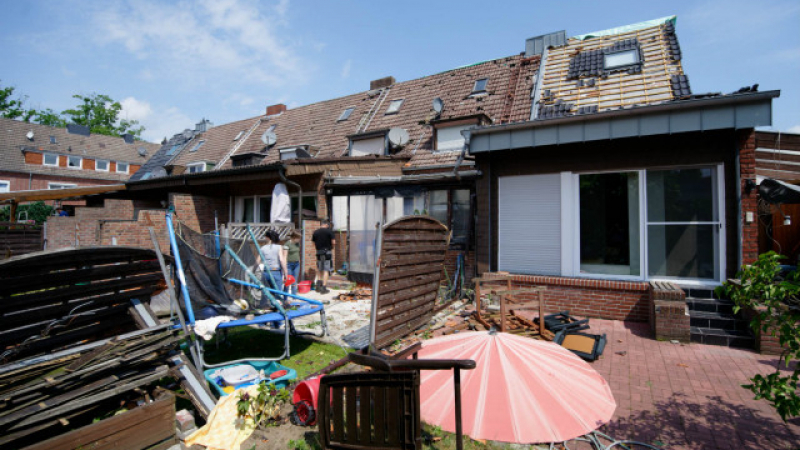 Торнадо помля градове в Германия, 12 души пострадаха (СНИМКИ/ВИДЕО)