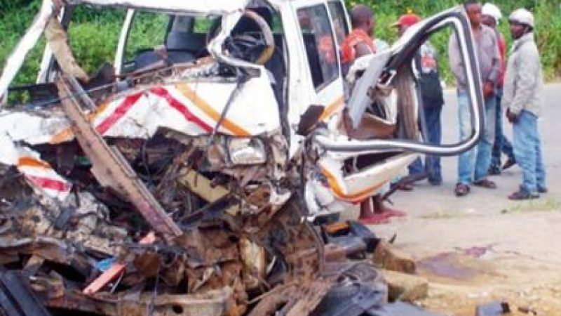 Жестока катастрофа с пътнически автобус, има много загинали (СНИМКИ)