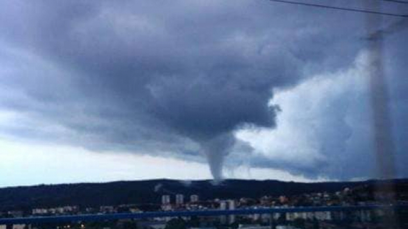 Торнадо удари Варна, по пътя към морската столица е истински ад! (СНИМКА)