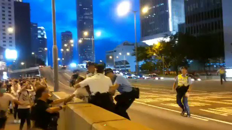 Яростни стълкновения между полиция и демонстранти в Хонконг (СНИМКИ/ВИДЕО)