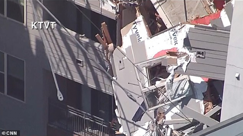 Ужасяващо: Строителен кран падна върху сграда в Далас (СНИМКИ/ВИДЕО)