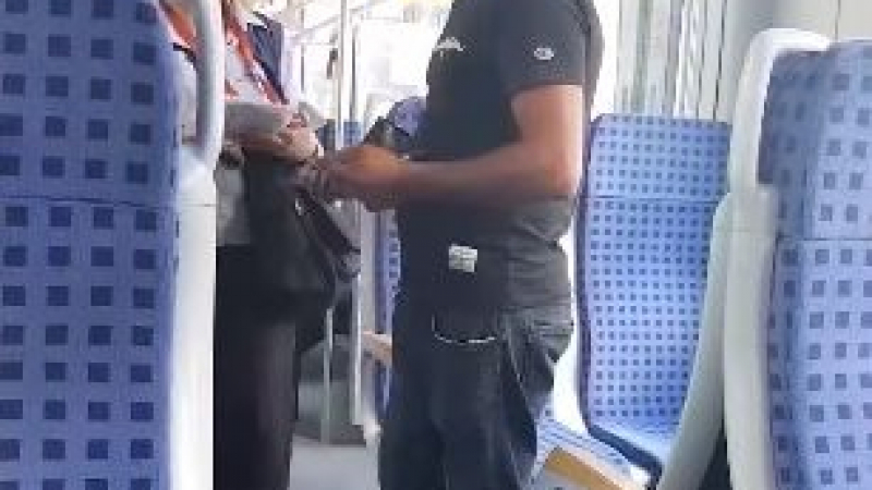 Цигани заплашват с бой и секс кондуктор във влака заради 2 лева (ВИДЕО)