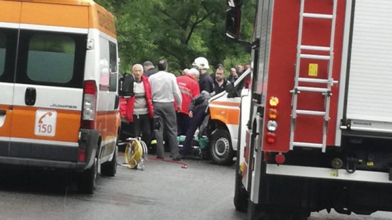 Извънредно в БЛИЦ! Страшна катастрофа с линейка на АМ "Хемус" близо до София!