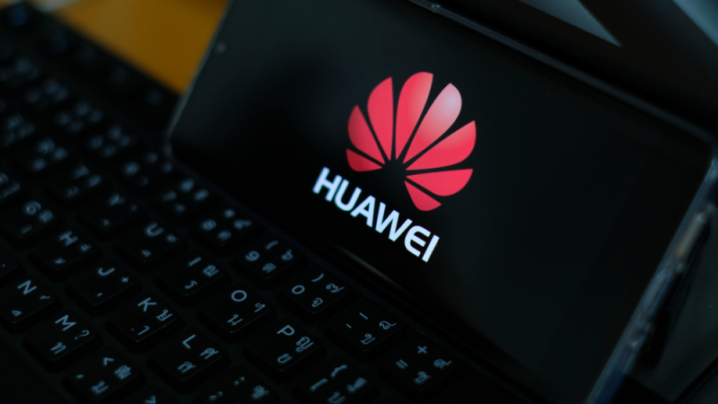 "Хуавей" отлага пускането на нов лаптоп