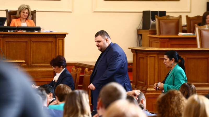 Пореден жест: Делян Пеевски дари 44 000 лева на учени от БАН, работещи по лек срещу COVID-19