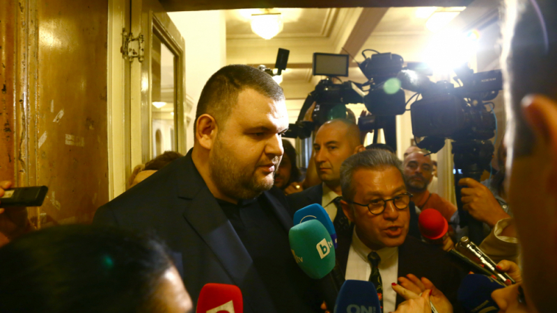 Пеевски в парламента: Разговорите с ГЕРБ за партийните субсидии приключиха