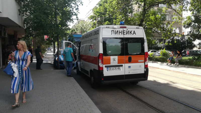 Ново меле с трамвай в София! Мини купър заприлича на консерва (СНИМКИ)