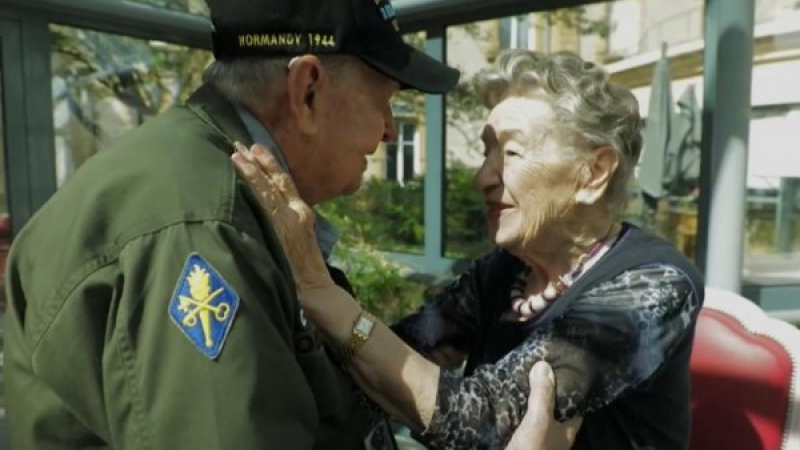 Вечна любов: Ветеран от Денят "Д" среща своята любима след 75 години 