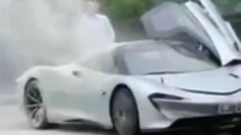 Най-скъпата суперкола McLaren изгоря по време на тестове (ВИДЕО)