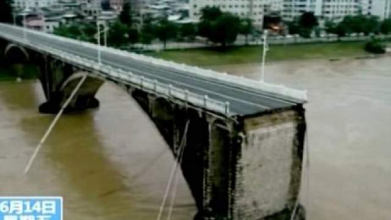 Рухна мост в Китай, коли полетяха в бездната (ВИДЕО)