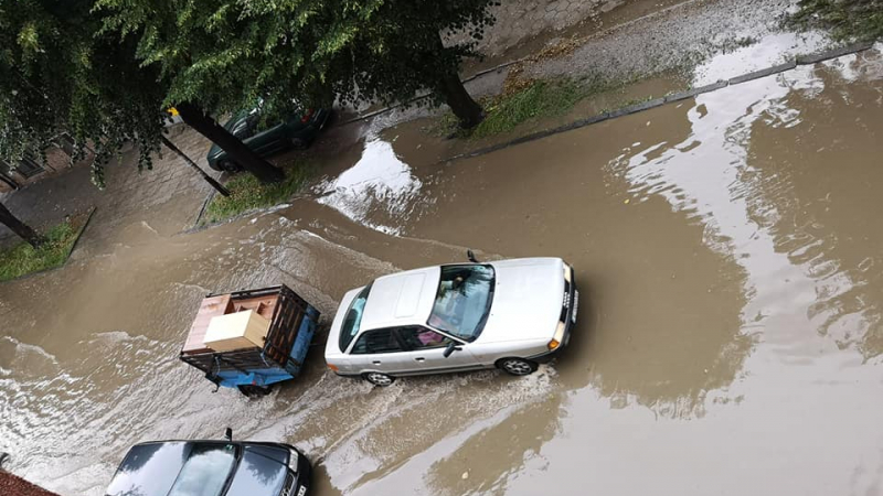 Страшна стихия връхлетя Благоевград, колите заплуваха по улиците (СНИМКИ)