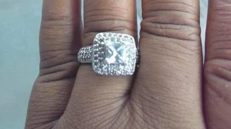 Жена стана за смях, когато качи СНИМКА на годежния си пръстен и лъснаха...