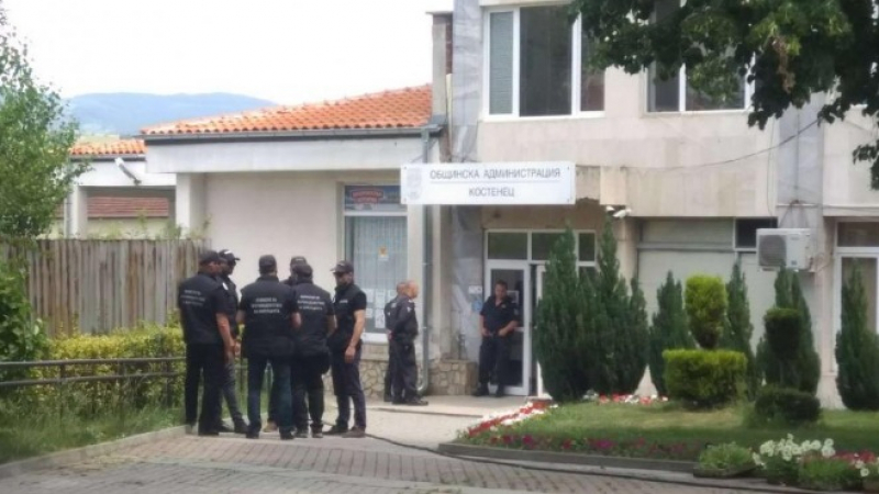 Съседи на арестувания кмет на Костенец шашнаха с разкритие, не е за вярване как го заварили униформените! (СНИМКИ)