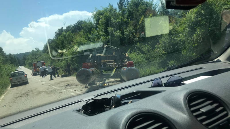 Зверска касапница с трактор, камион и лека кола окървави пътя в Ловешко (СНИМКИ)