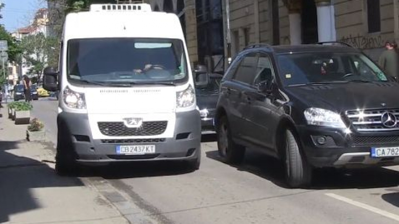 БЛИЦ TV: Шофьорите си скубят косите, когато минават по тази улица в центъра на София 