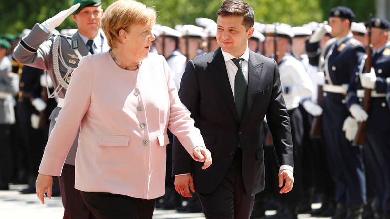 Какво се случва с Меркел?! Разтрепери се и ѝ призля при вида на Зеленски (ВИДЕО)