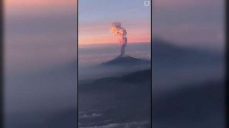 Изригване на вулкан, снимано от самолет, порази мрежата (ВИДЕО)