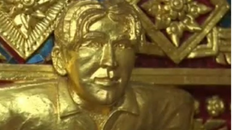 Позлатена фигура на Бекъм в тайландски храм се превърна в хит сред туристите