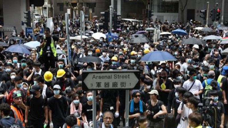 Шок! Мъже в черно блокираха Хонконг (ВИДЕО)