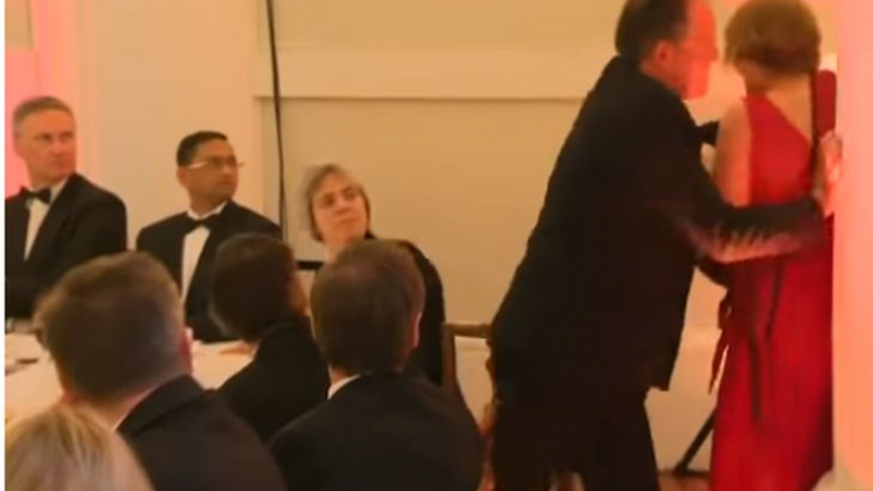 На Острова настръхнаха: Какво прави британски депутат с тази руса дама (ВИДЕО)